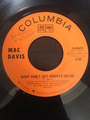 Mac Davis - Baby Dont Get Hooked On Me / Poem For My Little Lady (45-Tours Usagé)